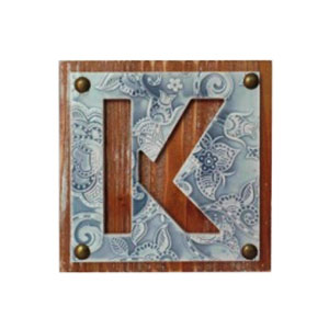 Caja mosaico de colores con letra K de 25×4,2x25cm