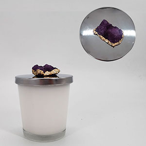 Vela perfumada en vaso de vidrio con cuarzo lila y tapa plateada