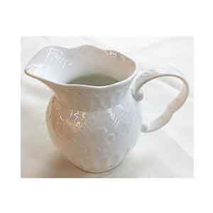 Jarra de ceramica blanca con diseño