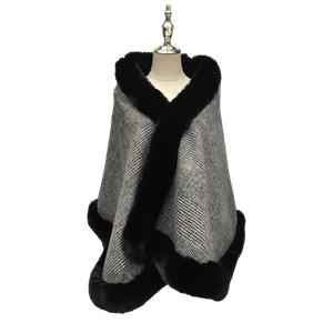 Capa a cuadros gris con peluche negro en las orillas de 160x65cm