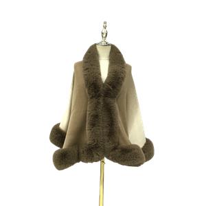 Capa beige con peluche cafe en las orillas de 145x60cm