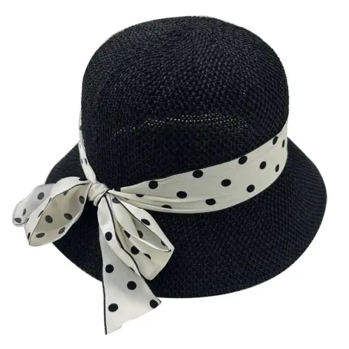 Sombrero tejido negro con listón blanco y puntos negros de30x30x15cm