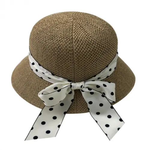 Sombrero tejido cafe con listón blanco con puntos negros de30x30x15cm