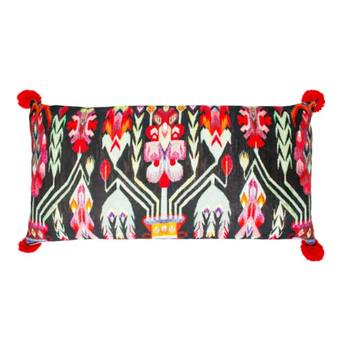 Cojín estampado negro con flores verde rojas con pompones rojos de 30X60cm 100 % Polyester
