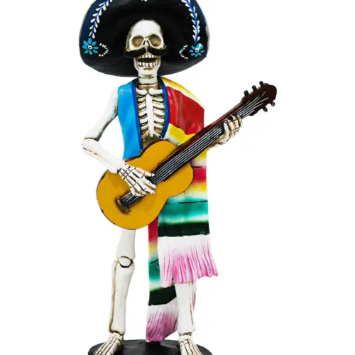 Calavera de poliresina con atuendo mexicano y guitarra de 19×10.6×38.6cm