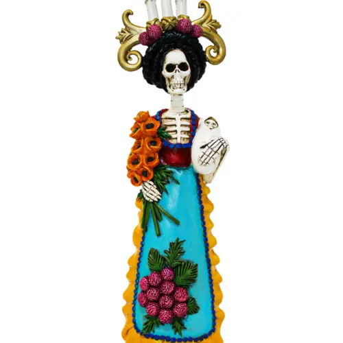 Catrina de poliresina con atuendo de reyna del ejido de 12.8×11.7x44cm