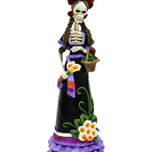 Esqueleto de poliresina de mujer con vestido y canasta de 13×11.8×34.5cm