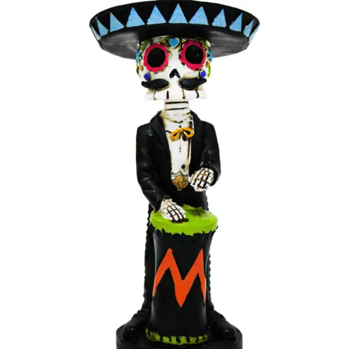 Esqueleto de poliresina vestido de mariachi tocando tambor de 10x9x21.5cm