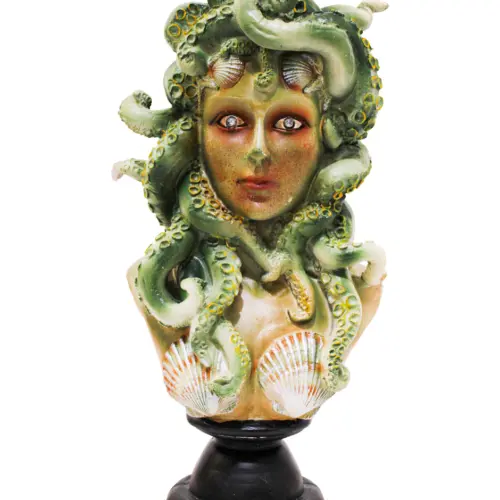 Busto de Medusa de poliresina de 19x14x37.6cm con luz led 2X1.5V cc 2X300mAh 2X0.10W usa pilas LR44