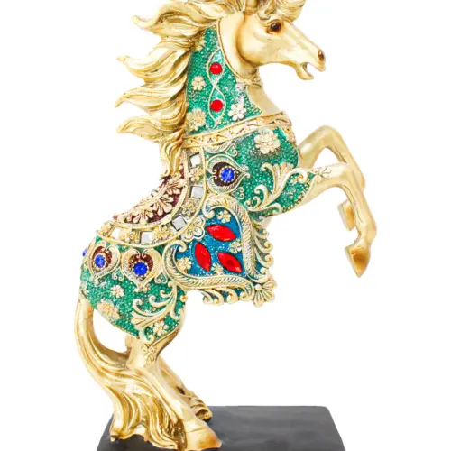 Caballo de poliresina dorado brilloso incrustaciones verde y moradas de 16x7x26.5cm