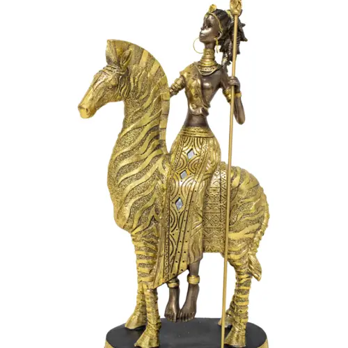 Africana de poliresina cabalgando caballo dorado con lanza diamantada de 19x9x33.5cm