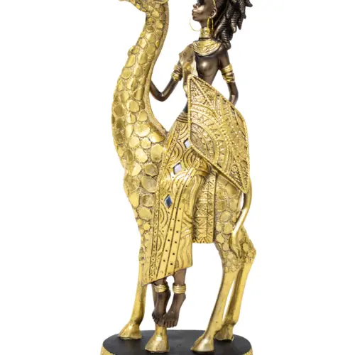 Africana de poliresina sobre jirafa dorada con lanza diamantada de 19x9x33.5cm