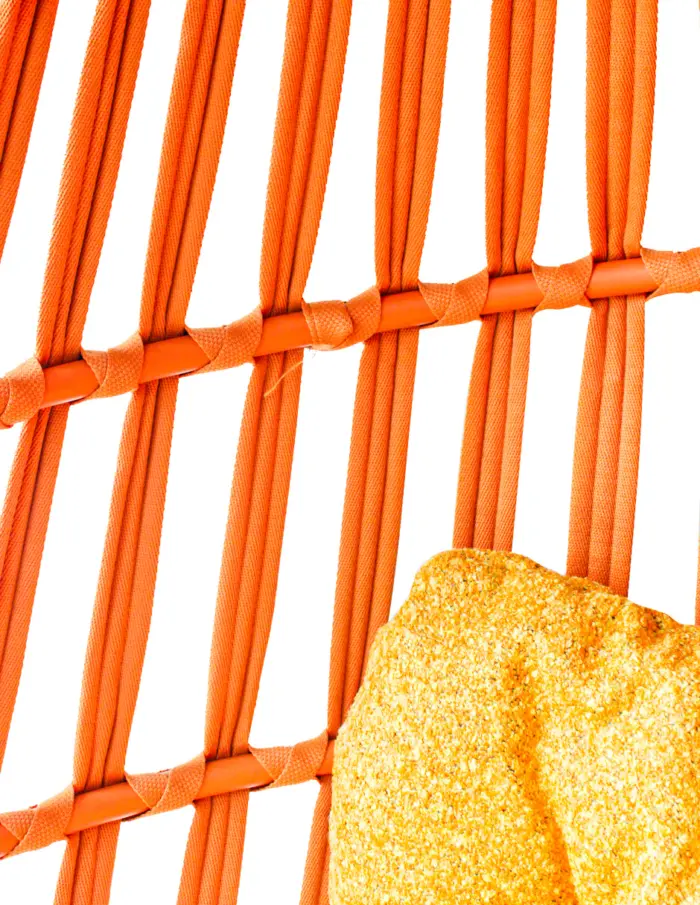 Sillón colgante tejido de rattan con cojin naranja con marco de aluminio y base de acero de 83x75x12 - Image 3