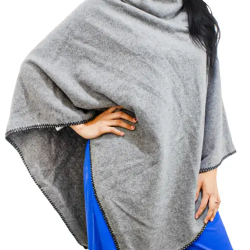 Poncho de color gris de 75x1x75cm