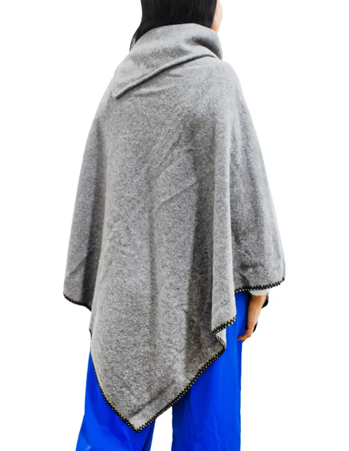 Poncho de color gris de 75x1x75cm - Image 3