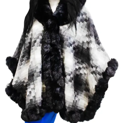 Capa con peluche diseño cuadros negros de 80x105x80cm