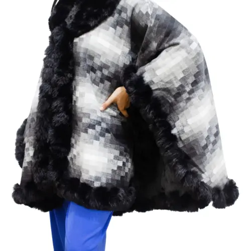 Capa con peluche diseño cuadros negros de 80x105x80cm