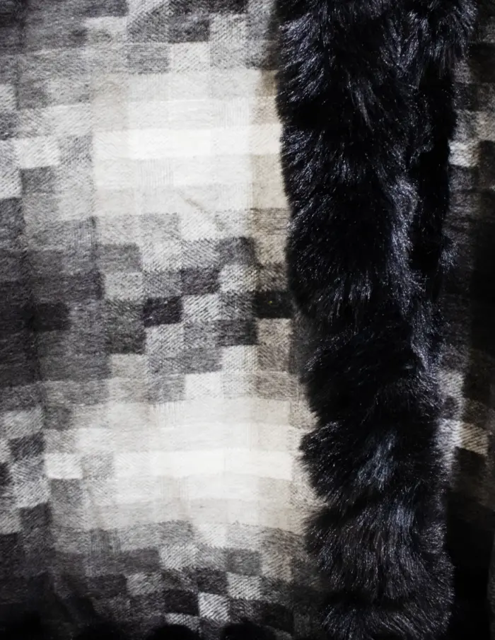 Capa con peluche diseño cuadros negros de 80x105x80cm - Image 4