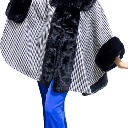 Poncho con peluche diseño cuadros negro con blanco de 75x105x75cm