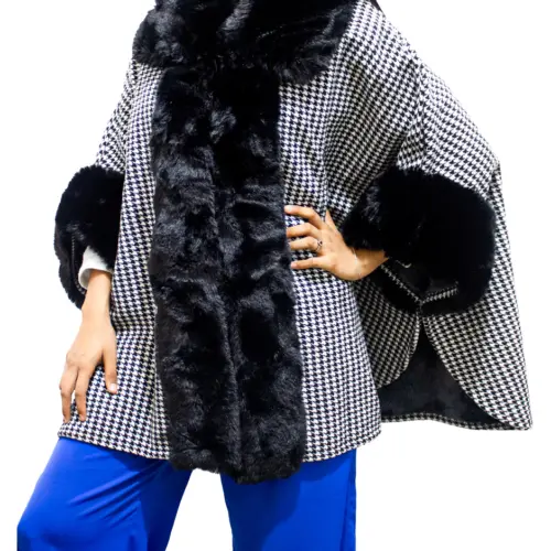 Poncho con peluche diseño cuadros negro con blanco de 75x105x75cm