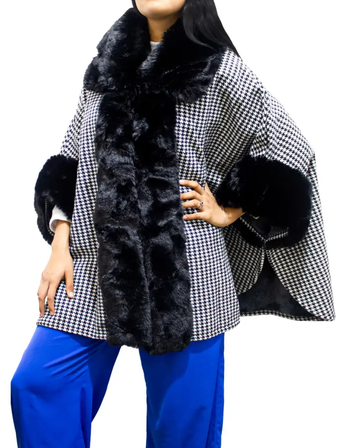 Poncho con peluche diseño cuadros negro con blanco de 75x105x75cm - Image 2