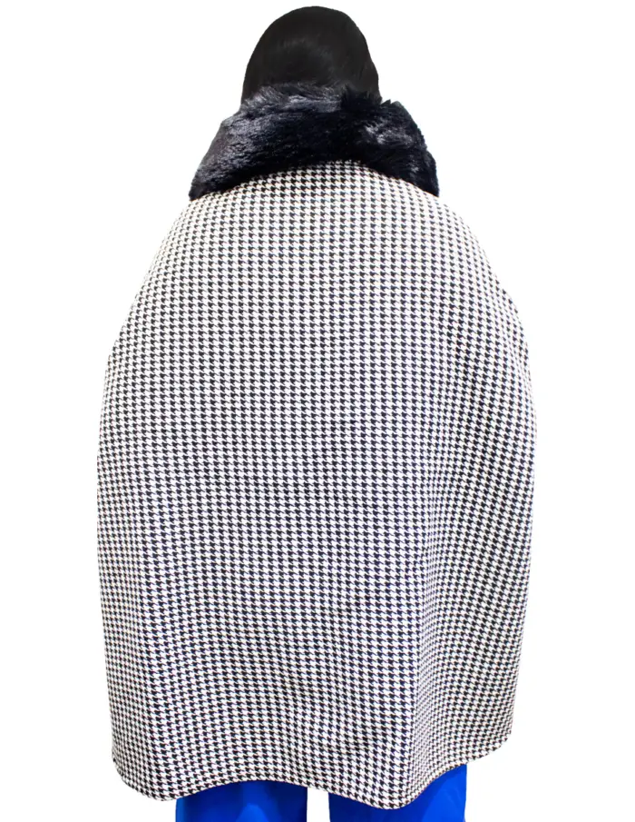 Poncho con peluche diseño cuadros negro con blanco de 75x105x75cm - Image 3