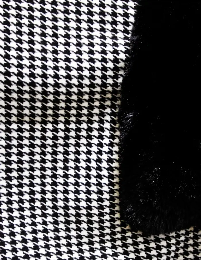 Poncho con peluche diseño cuadros negro con blanco de 75x105x75cm - Image 4