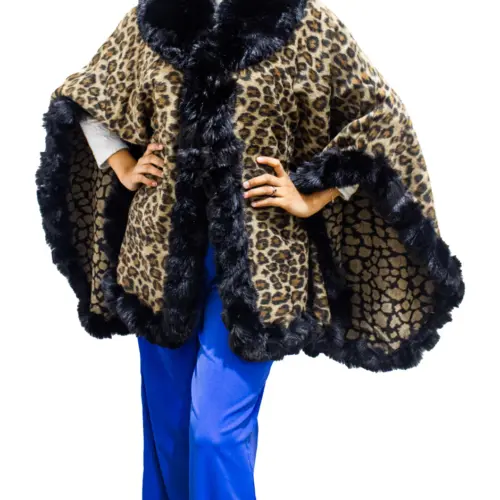 Capa con peluche diseño animal print de 75x110x75cm