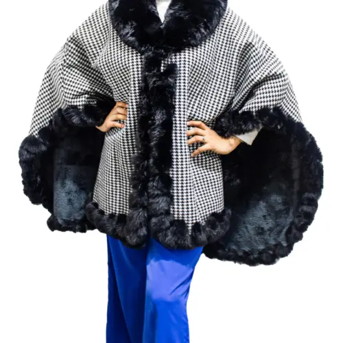 Capa con peluche diseño cuadros negro con blanco de 75x110x75cm