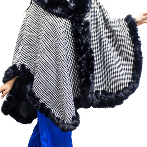 Capa con peluche diseño cuadros negro con blanco de 75x110x75cm