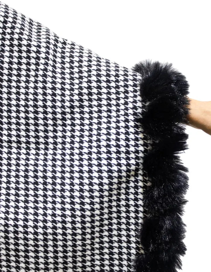 Capa con peluche diseño cuadros negro con blanco de 75x110x75cm - Image 3