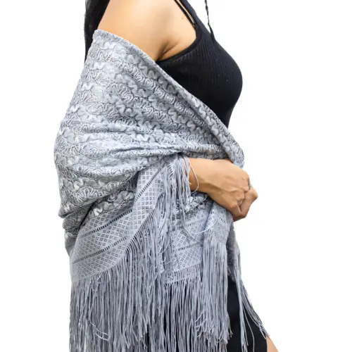 Capa tejida con barbillas gris de 140x140x1cm