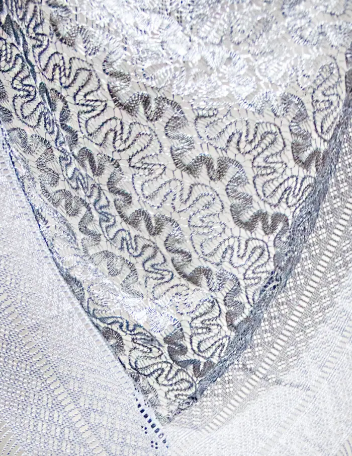 Capa tejida con barbillas gris de 140x140x1cm - Image 4