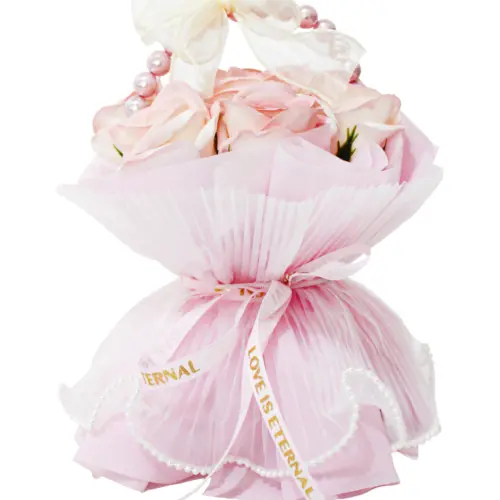 Bouquet de rosas rosa con perlas
