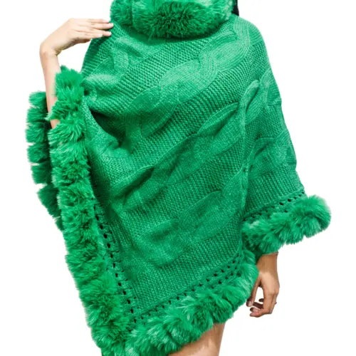 Capa verde con peluche en las orillas de 65x65cm