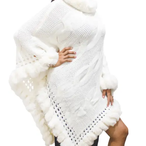 Capa blanca con peluche en las orillas de 65x65cm