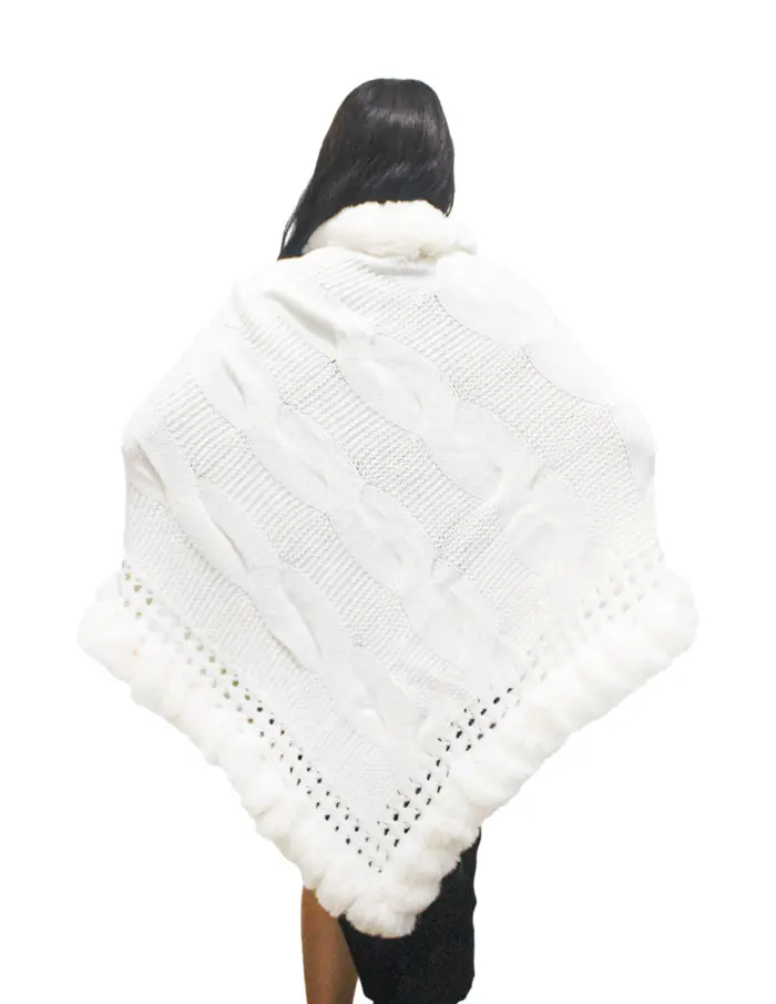 Capa blanca con peluche en las orillas de 65x65cm - Image 3