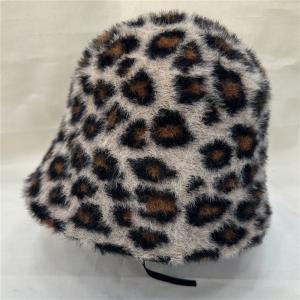Gorro de invierno diseño animal print cafe de 25x25x19cm