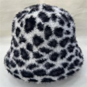 Gorro de invierno diseño animal print negro con blanco de 25x25x19cm