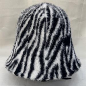 Gorro de invierno diseño animal print negro con blanco de 25x25x19cm