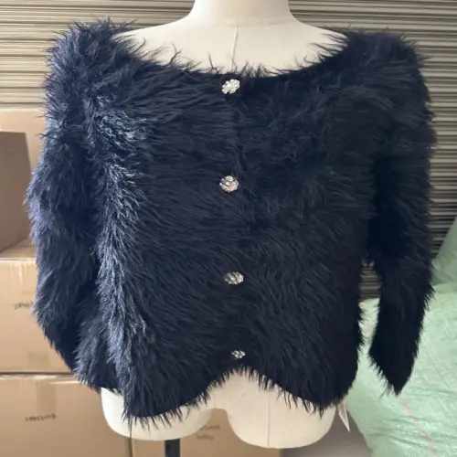 Suéter negro de peluche con botones de 50x50x0.1cm