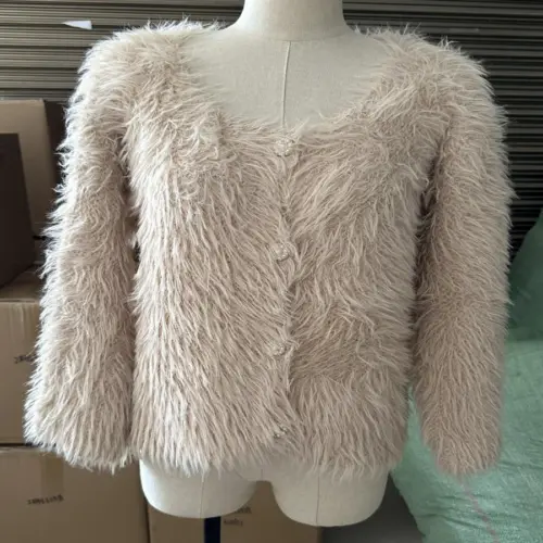 Suéter caqui de peluche con botones de 50x50x0.1cm