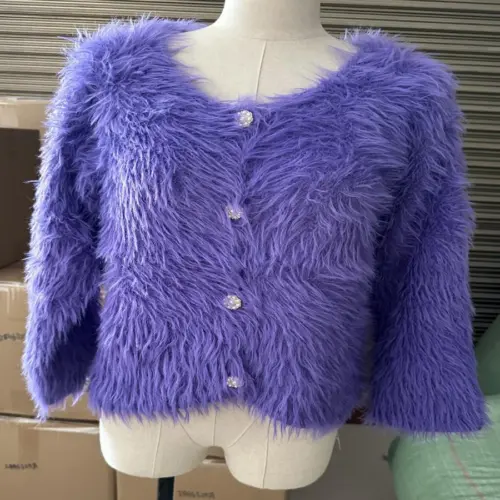 Suéter lila de peluche con botones de 50x50x0.1cm