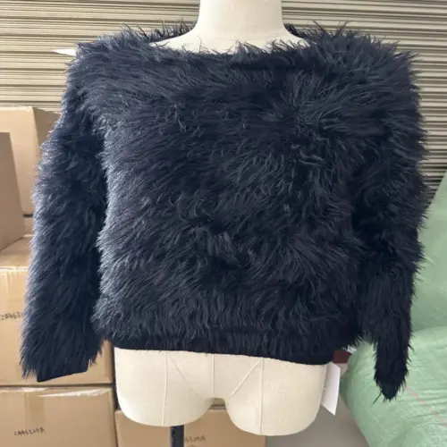 Suéter negro de peluche de 54x45x0.1cm