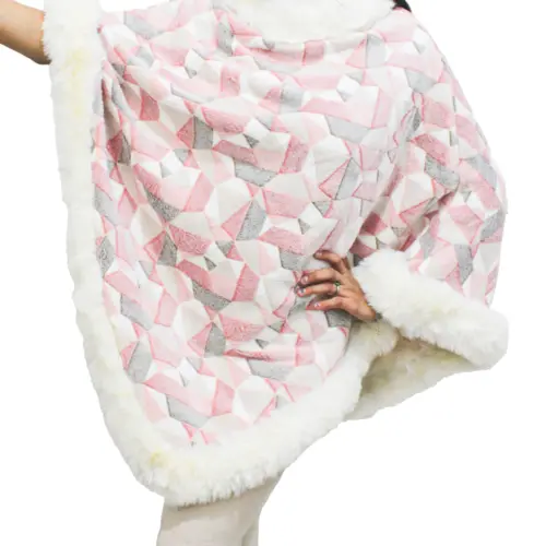 Capa de invierno estampado rosa con orilla de peluche blanco de 108x88x0.1cm