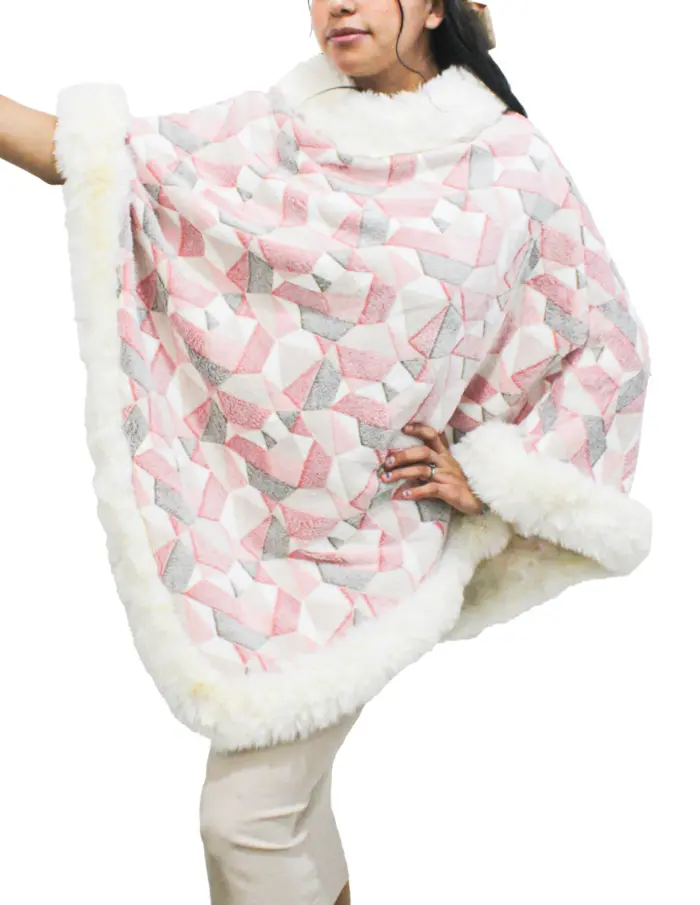 Capa de invierno estampado rosa con orilla de peluche blanco de 108x88x0.1cm - Image 2