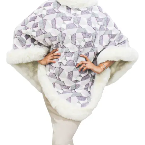 Capa de invierno estampado lila con orilla de peluche blanco de 108x88x0.1cm