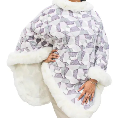 Capa de invierno estampado lila con orilla de peluche blanco de 108x88x0.1cm