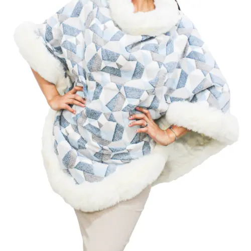 Capa de invierno estampado azul con orilla de peluche blanco de 108x88x0.1cm