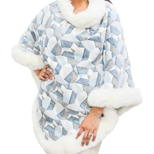 Capa de invierno estampado azul con orilla de peluche blanco de 108x88x0.1cm